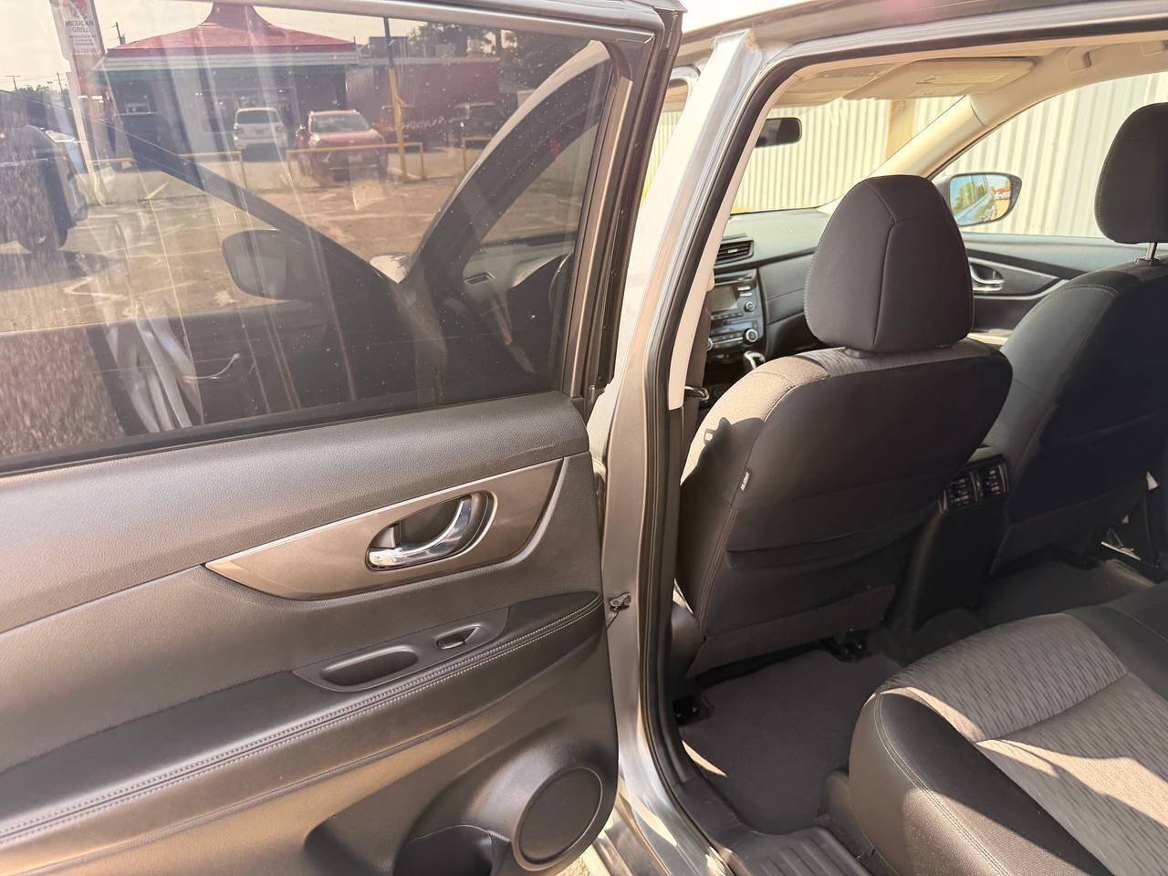 Used 2017 Nissan Rogue SV FWD image 12