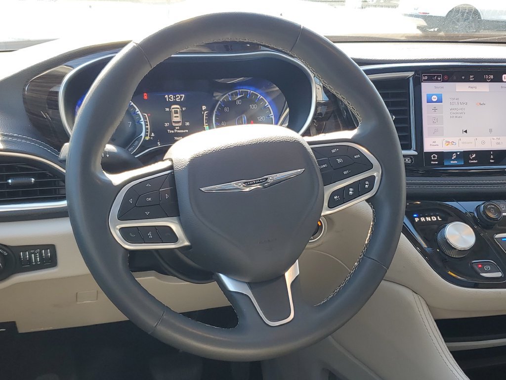 Certified 2023 Chrysler Pacifica Limited FWD image 12