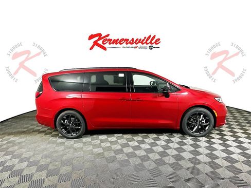 New 2026 Chrysler Pacifica Limited w/ Uconnect Theater Family Group image 8