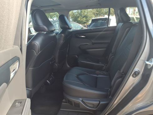 Used 2023 Toyota Highlander XLE FWD image 10