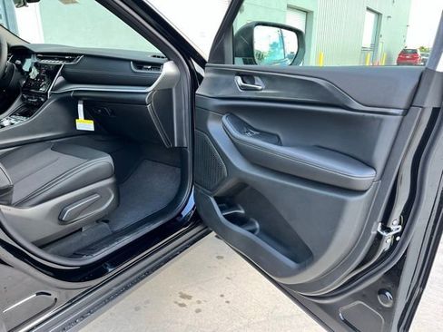 New 2025 Jeep Grand Cherokee Laredo X w/ Luxury Tech Group I image 21