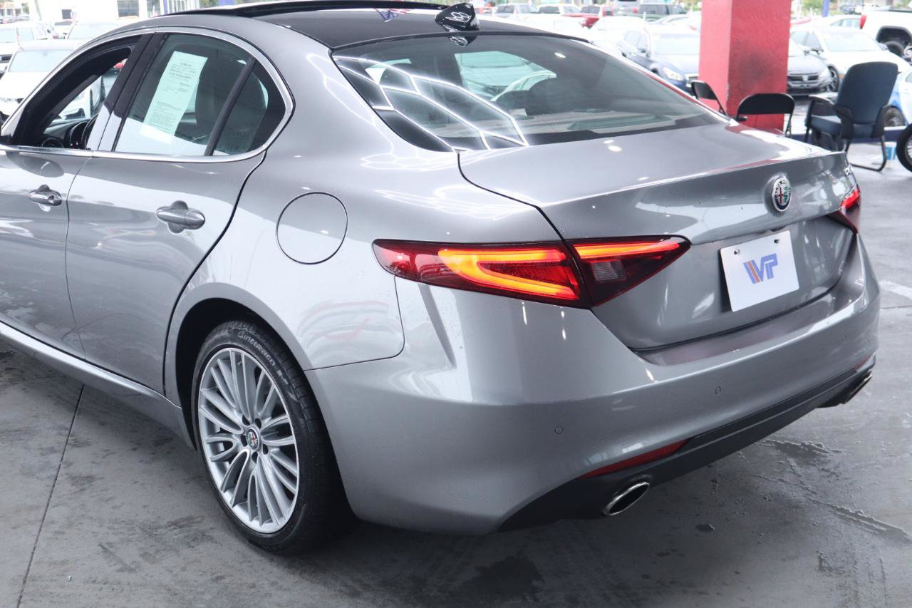 Used 2018 Alfa Romeo Giulia Ti w/ Quick Order Package 22Z Lusso RWD image 9