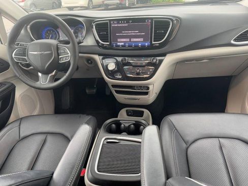 Used 2024 Chrysler Pacifica Touring-L FWD image 11
