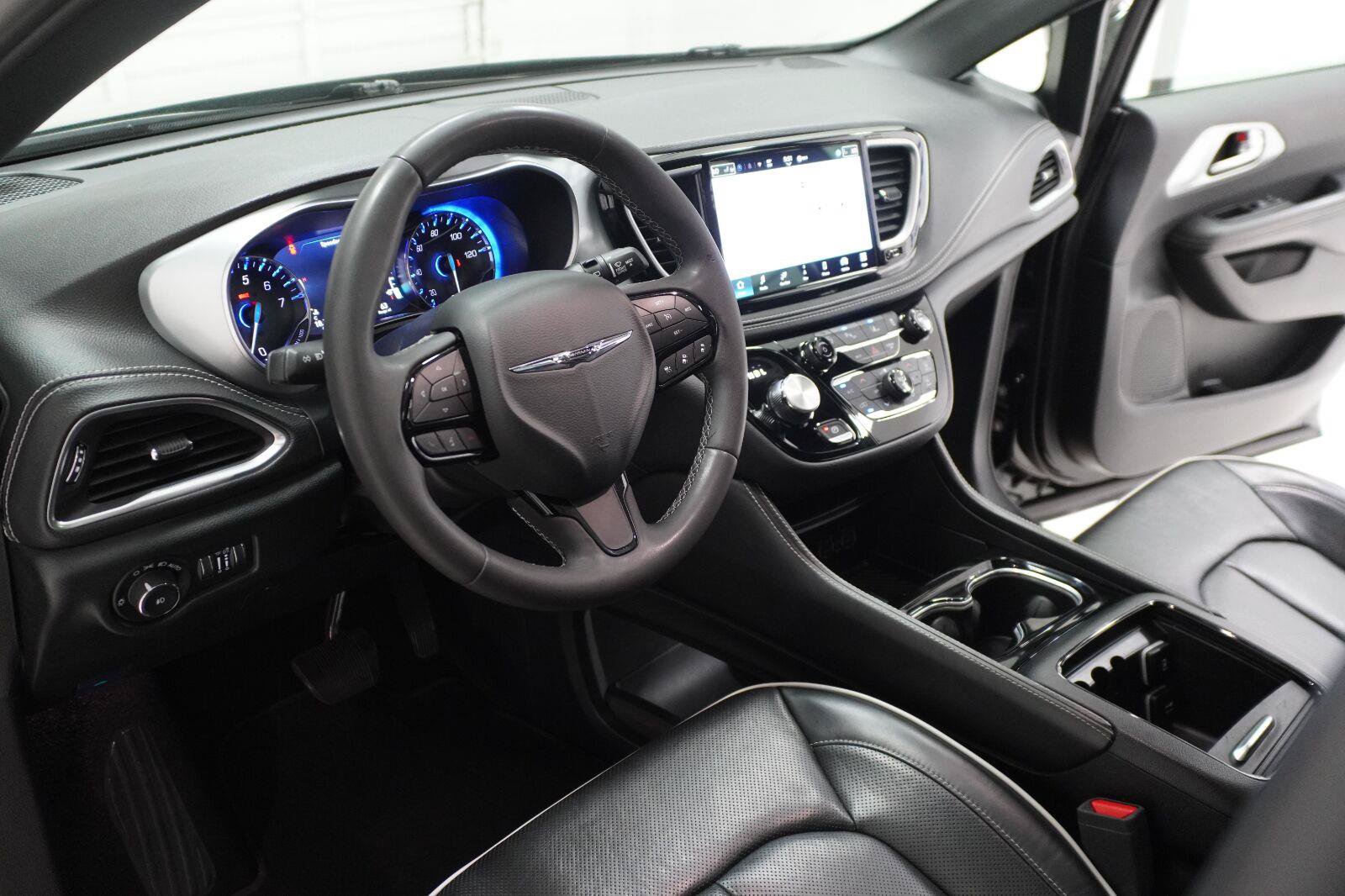 Used 2025 Chrysler Pacifica Limited FWD image 8