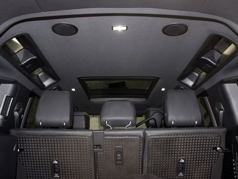 Used 2024 Land Rover Defender 110 SE image 19