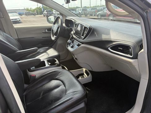 Used 2022 Chrysler Pacifica Touring-L FWD image 13