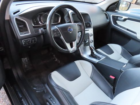 Used 2017 Volvo XC60 T6 Dynamic w/ Climate Package image 9