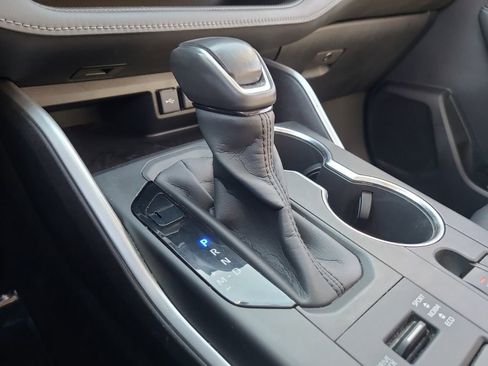 Used 2020 Toyota Highlander XLE image 23