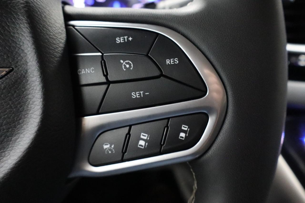 Used 2024 Chrysler Pacifica Touring-L FWD image 16