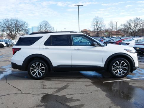 Used 2025 Ford Explorer ST-Line image 8