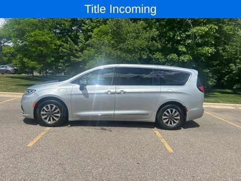 Used 2023 Chrysler Pacifica Limited FWD image 3