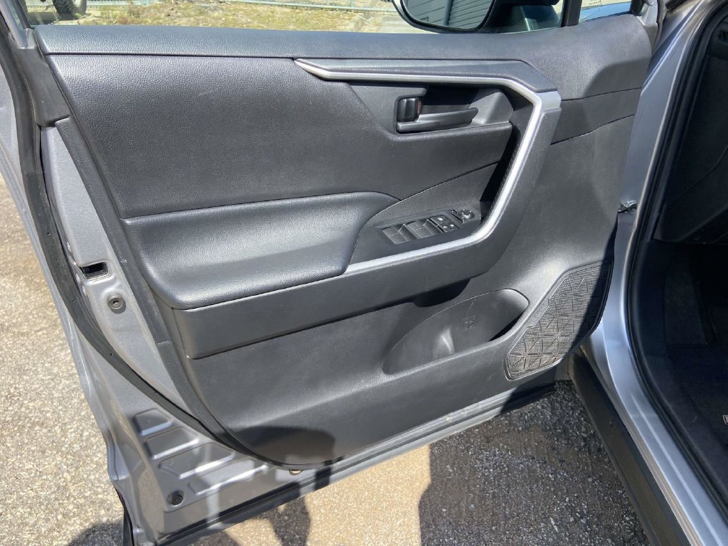 Used 2020 Toyota RAV4 LE AWD/4WD image 11