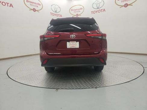 Used 2021 Toyota Highlander XLE FWD image 7