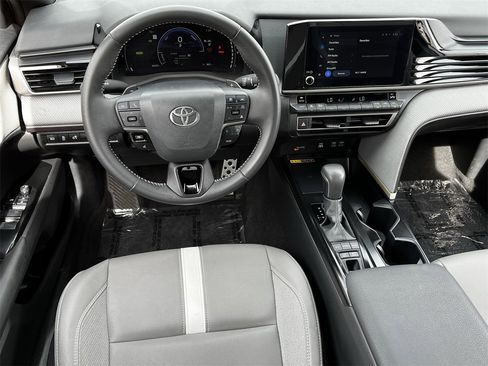 Used 2025 Toyota Camry SE w/ Convenience Package image 10