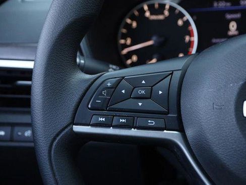 Used 2025 Nissan Altima 2.5 SV image 11