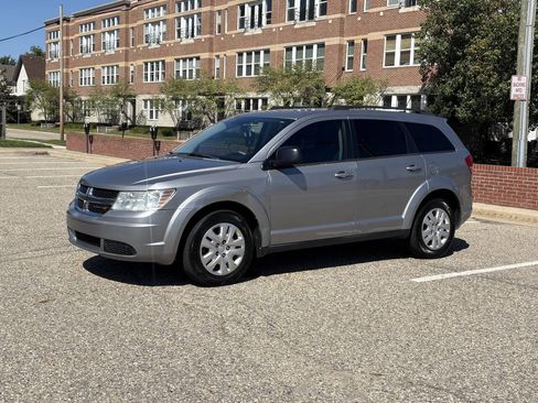 Used 2017 Dodge Journey SE FWD image 3