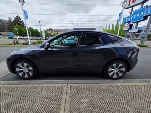 Used 2024 Tesla Model Y Long Range AWD/4WD image 8