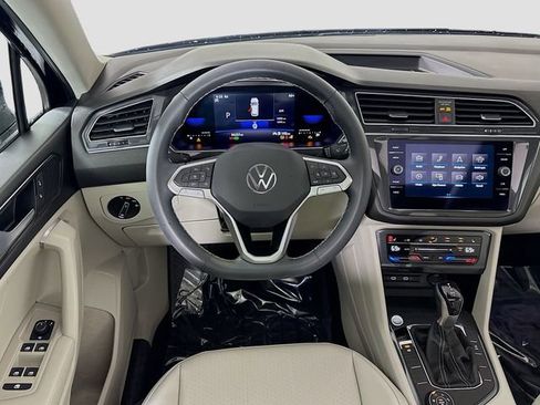Used 2022 Volkswagen Tiguan SE w/ Panoramic Sunroof Package image 22