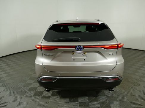 Used 2023 Toyota Venza XLE AWD/4WD image 4