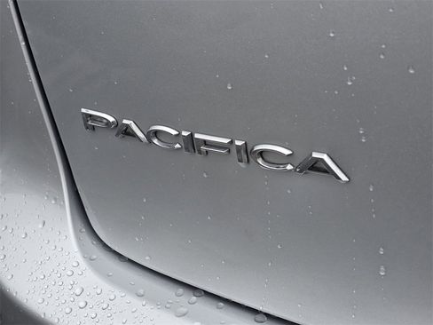 Used 2024 Chrysler Pacifica Touring-L image 8
