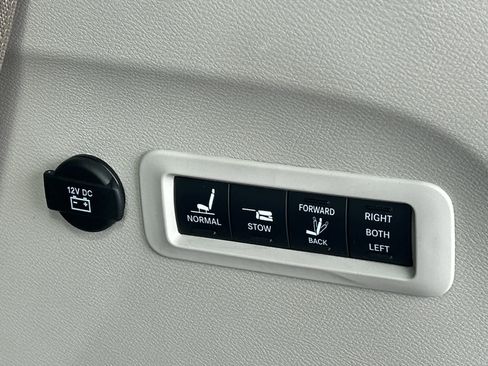 Used 2022 Chrysler Pacifica Limited image 9