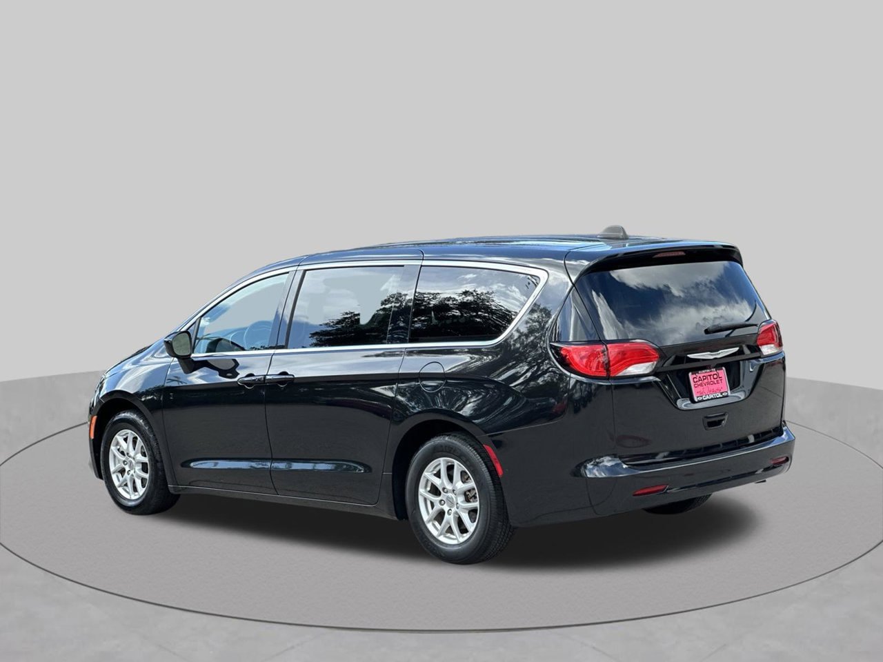 Used 2023 Chrysler Voyager LX FWD image 3