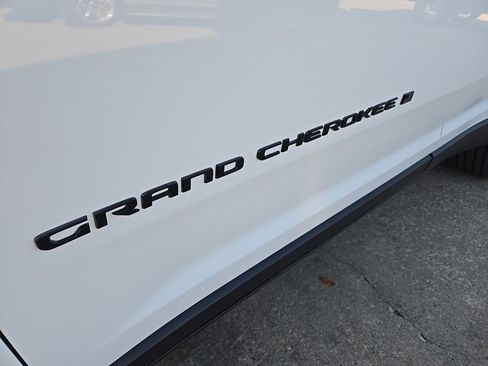 New 2025 Jeep Grand Cherokee Altitude image 17