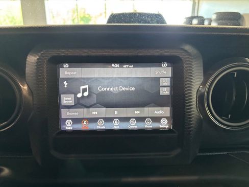 Used 2022 Jeep Gladiator Sport AWD/4WD image 15