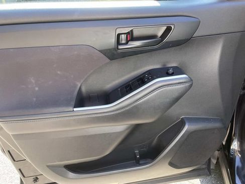 Used 2022 Toyota Highlander LE FWD image 16