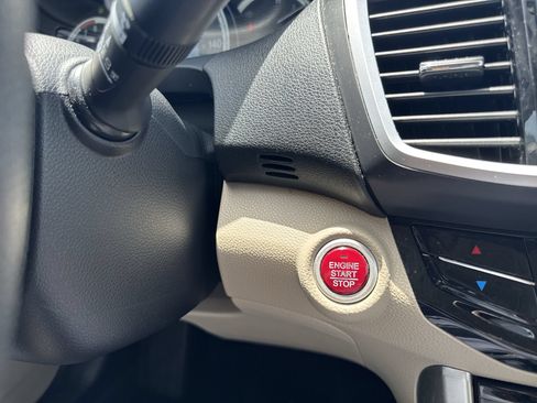 Used 2017 Honda Accord EX image 31