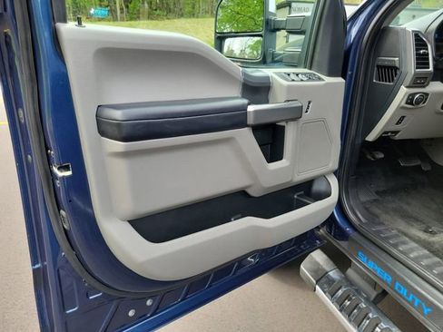 Used 2017 Ford F250 XLT w/ XLT Premium Package AWD/4WD image 7