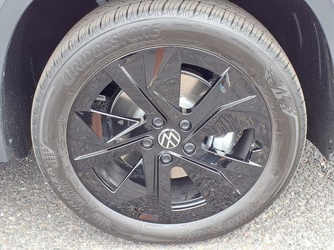 New 2026 Volkswagen Taos SE image 7