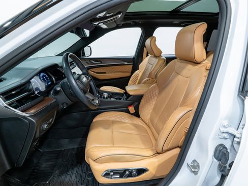 Used 2023 Jeep Grand Cherokee Summit image 17