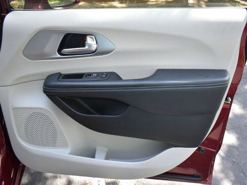 Used 2018 Chrysler Pacifica Touring-L FWD image 41