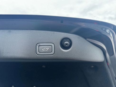 Used 2015 Jaguar XJ R image 27