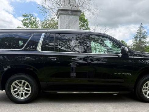 Used 2022 Chevrolet Suburban LT AWD/4WD image 6