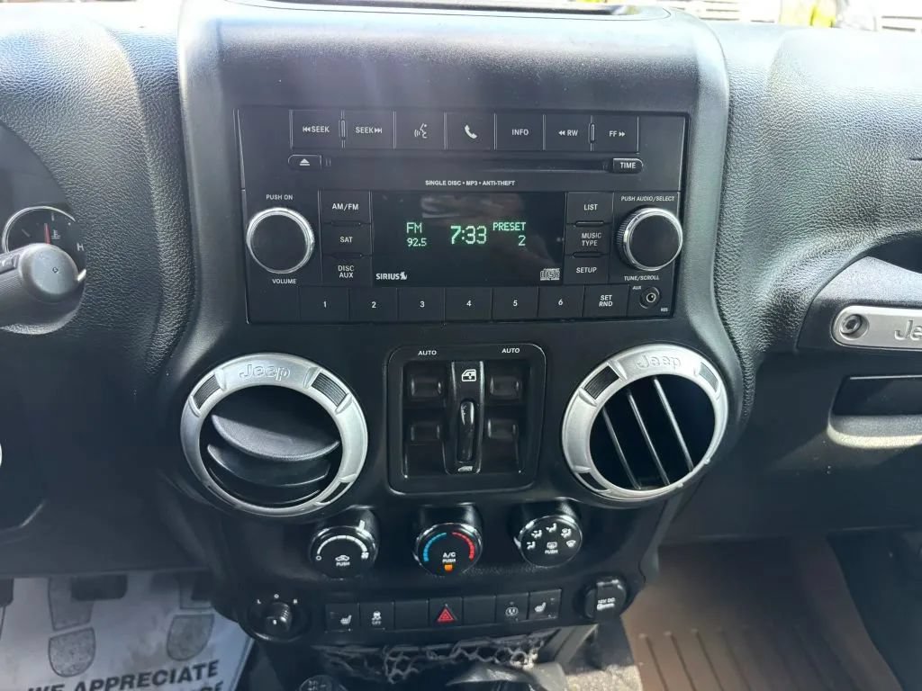 Used 2015 Jeep Wrangler Unlimited Sahara w/ Connectivity Group AWD/4WD image 19
