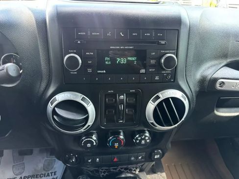 Used 2015 Jeep Wrangler Unlimited Sahara w/ Connectivity Group AWD/4WD image 19