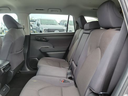 Used 2023 Toyota Highlander LE FWD image 13