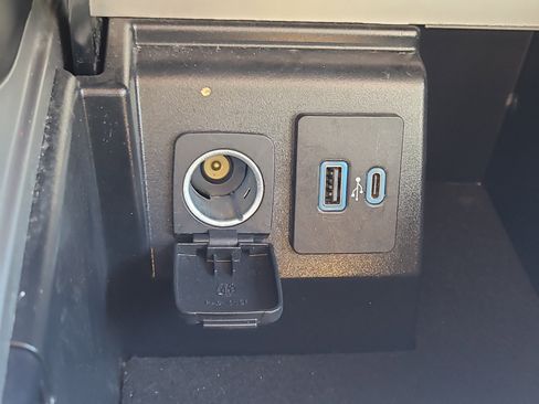 Used 2023 Ford Explorer XLT w/ Equipment Group 202A image 28