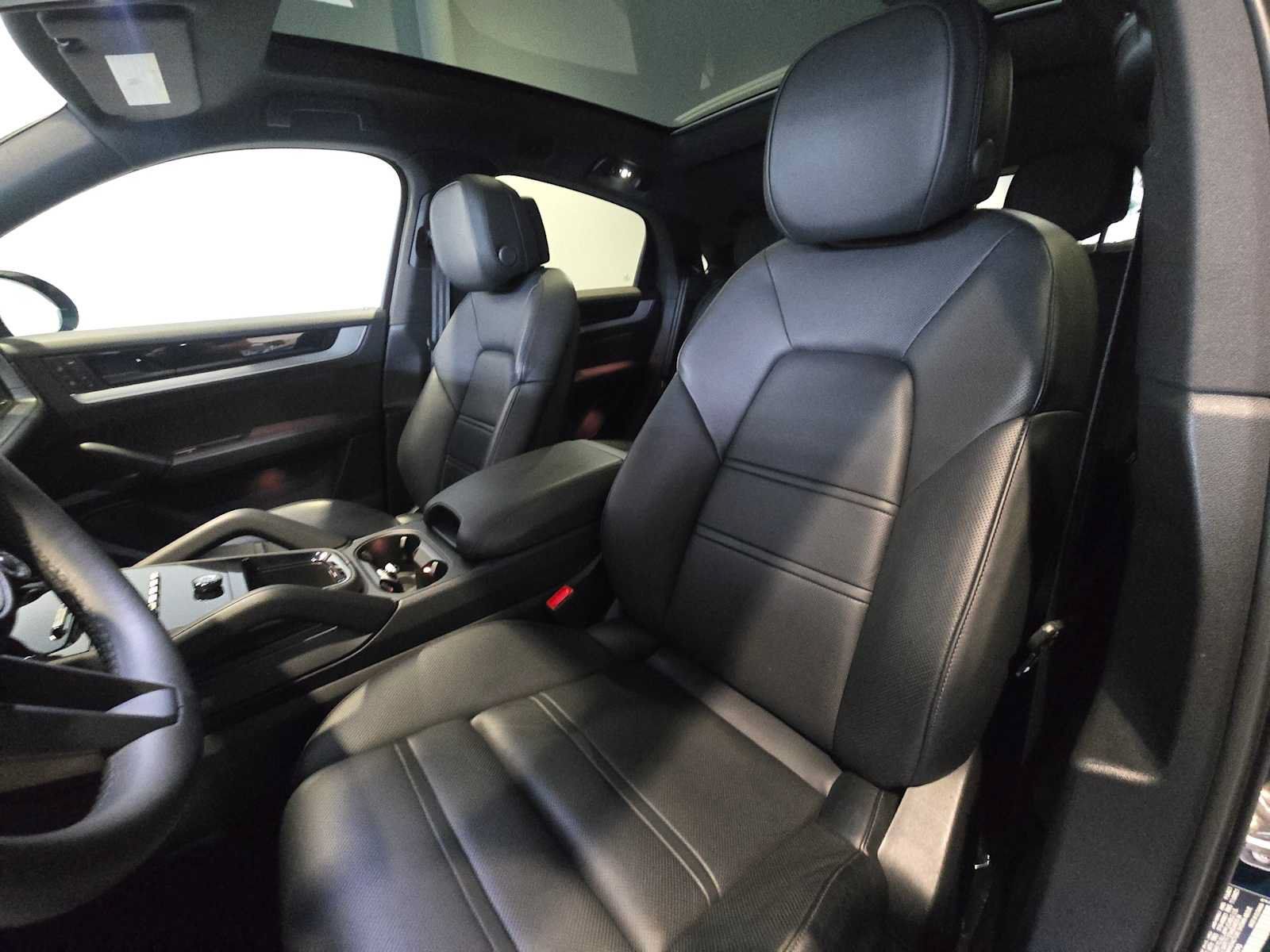 Used 2025 Porsche Cayenne E-Hybrid Coupe AWD/4WD image 5