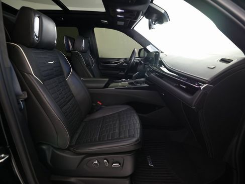 Used 2024 Cadillac Escalade V w/ LPO, ONYX Package image 10