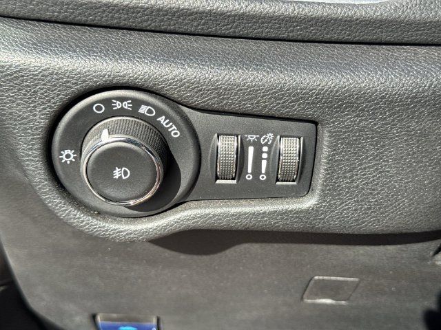 Used 2025 Chrysler Pacifica Limited FWD image 18