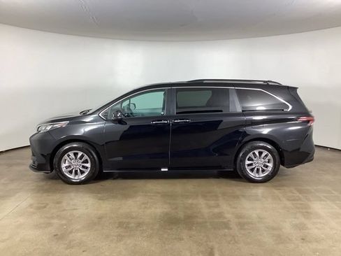 Used 2025 Toyota Sienna XLE FWD image 17