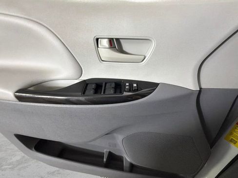 Used 2013 Toyota Sienna LE FWD image 26