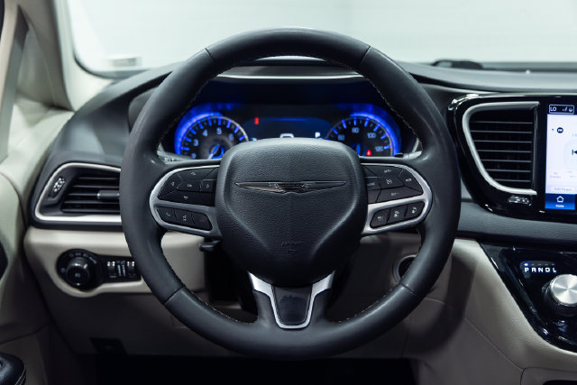 Used 2022 Chrysler Pacifica Touring-L FWD image 13