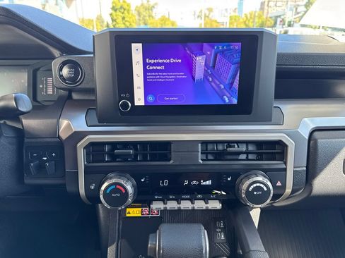 Certified 2025 Toyota Tacoma SR5 AWD/4WD image 18