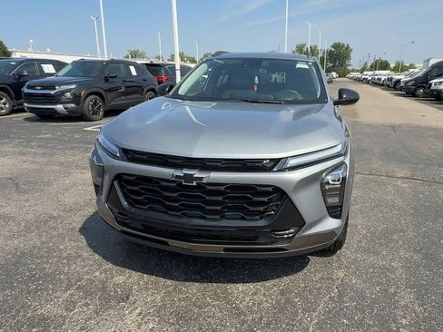 Used 2025 Chevrolet Trax ACTIV w/ Sunroof Package FWD image 3