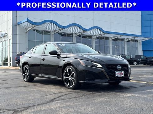 Used 2023 Nissan Altima 2.5 SR AWD/4WD image 3
