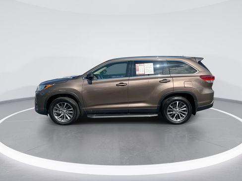 Used 2019 Toyota Highlander XLE FWD image 6
